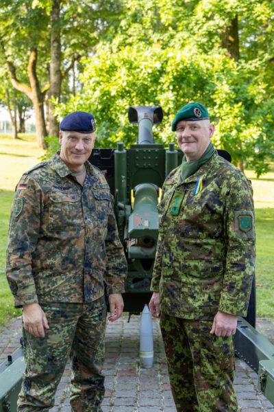 Kaks vormis ohvitseri rohelises digilaigus vormis