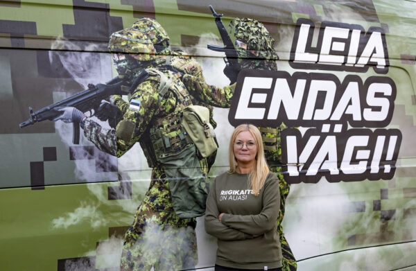 Anu Rannaveski ja KRA maja ees seisev buss