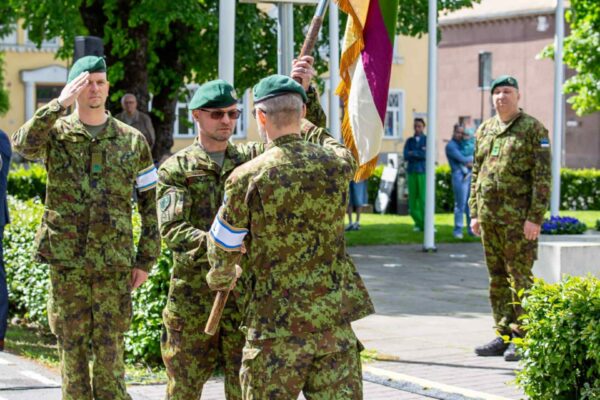 Vormis kaitseliitlased osalevad pidulikul tseremoonial, kus antakse üle lipp