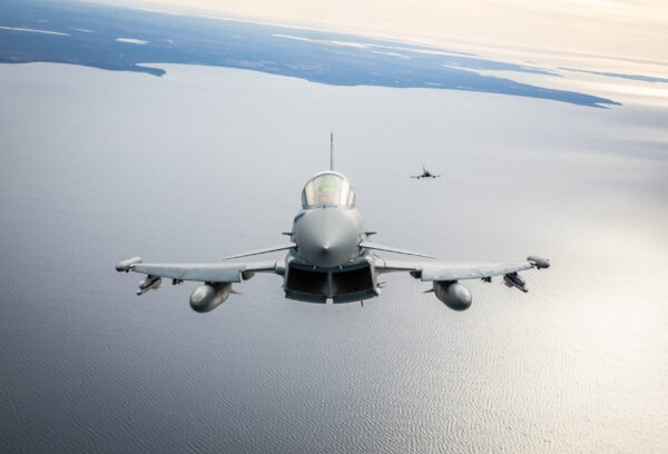 Kaks Eurofighter Typhooni lendavad formatsioonis mere kohal