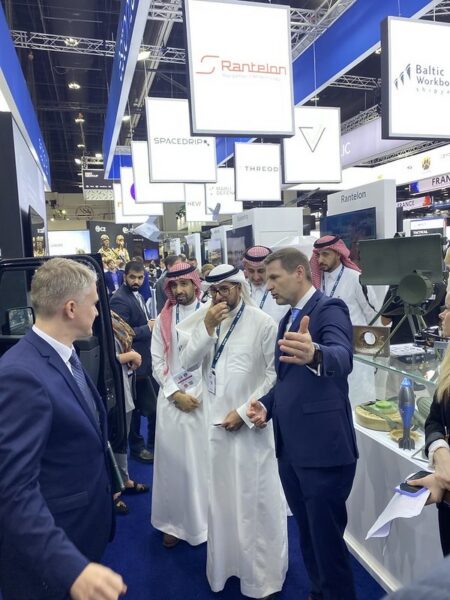 Kaitseminister Pevkur IDEX messil Abu Dhabis