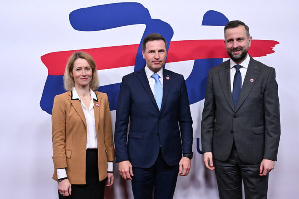 Euroopa Liidu välisasjade ja julgeolekupoliitika kõrge esindaja Kaja Kallas, kaitseminister Hanno Pevkur ja Poola kaitseminister Wladyslaw Kosiniak-Kamysz EL kaitseministrite kohtumisel