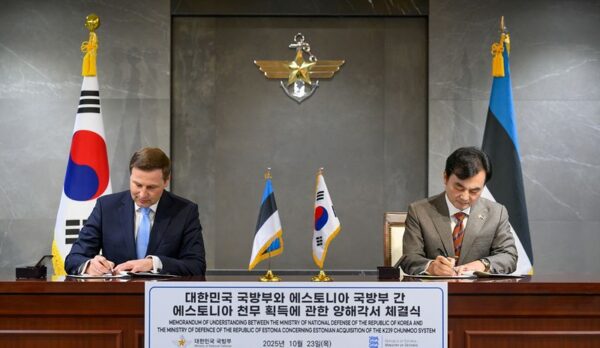 Eesti kaitseminister Hanno Pevkur ja Lõuna-Korea kaitseminister Ahn Gyu-back allkirjastasid kahe riigi kaitsekoostöö leppe