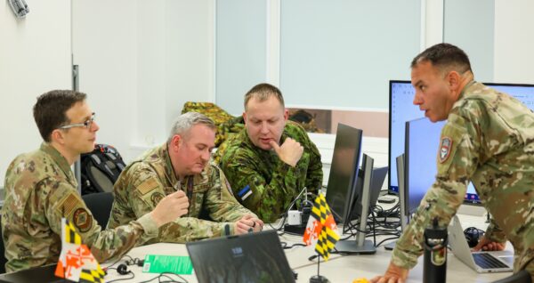 Diskussioon ameeriklastega õppusel Crossed Swords 2025.