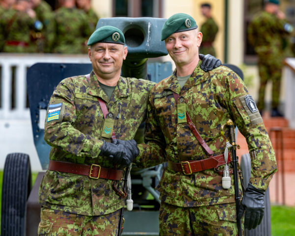 Kaks kaitseväelast digilaigus vormis suruvad pidulikult kätt vahetustseremoonial,
