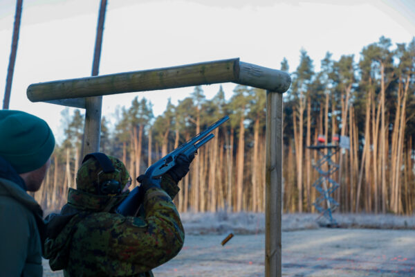 Lisaks teoreetilistele teadmistele said valveüksuslased võimaluse lendavate objektide laskmist praktikas harjutada.
