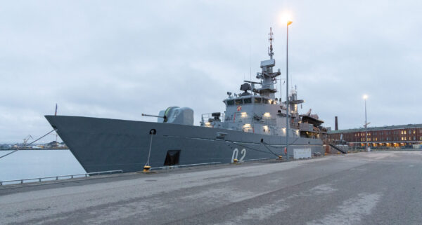 „Hall sõjalaev on sildunud sadamakail