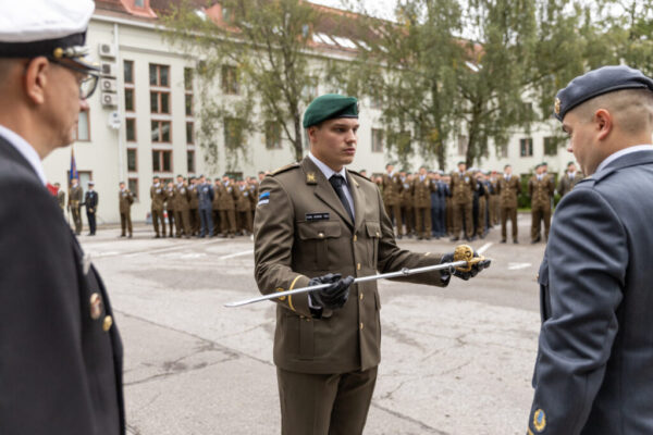 Kadetikogu juhtajaks kinnitati uus kadettveebel Karl Henrik Tiko (keskel)
