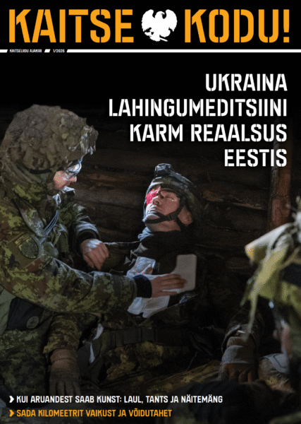 Ajakirja „Kaitse Kodu!” esikaas fotoga, kus sõdur osutab esmaabi haavatud kaaslasele varjendis, pealkirjaga „Ukraina lahingumeditsiini karm reaalsus Eestis”.