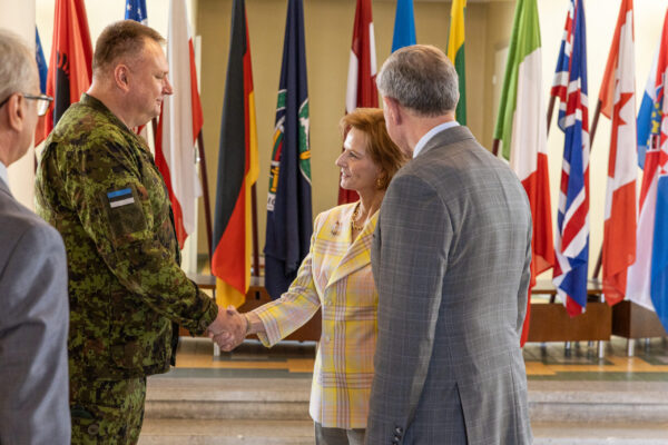 Kaitseväe Akadeemia ülem brigaadikindral Viktor Kalnitsk tervitamas Rumeenia kuningliku perekonna esindajat Tema Majesteet Margaretat ja tema abikaasa prints Radu