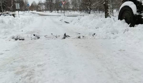 Keset lumist sõiduteed on miinid asetatud liinipidi takistuseks
