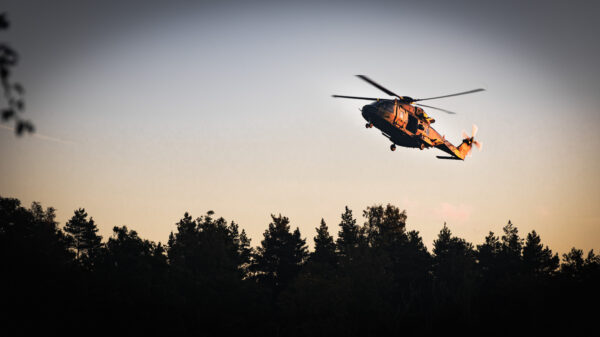 Liitlaste helikopter hämaras taevas