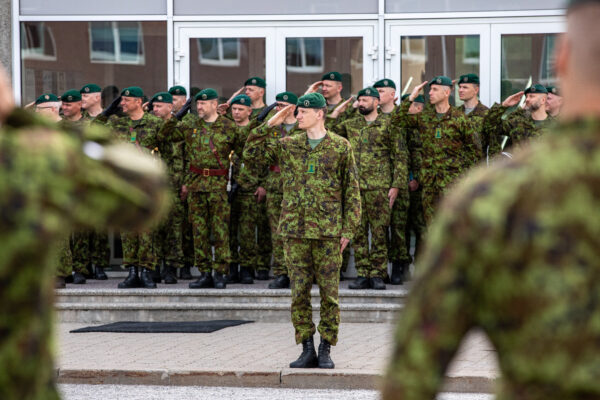 Scoutspataljoni sõdurid rivistusel, ees seisab ja tervitab ülem kamuflaaživormis ning rohelises baretis, taustal rivi kaitseväelasi.