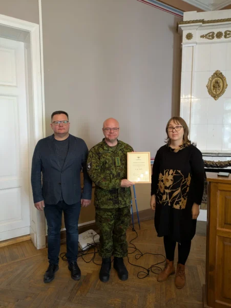 Vasakult Eesti sõjamuuseumi direktor Hellar Lill, Igor Kopõtin, hindamiskomisjoni esimees dr Mari-Leen Tammela.