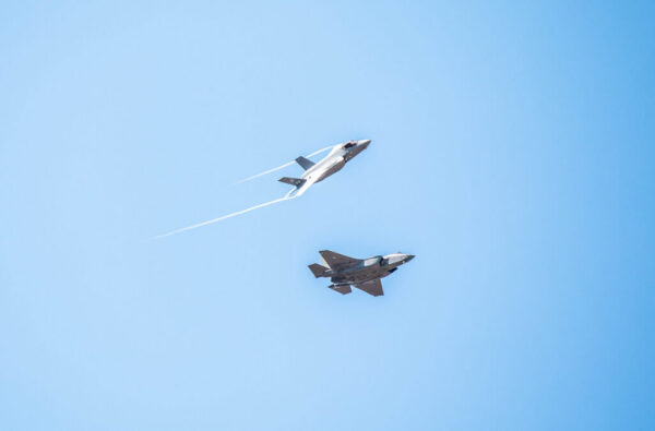 Kaks F-35 hävituslennukit lendamas sinises taevas