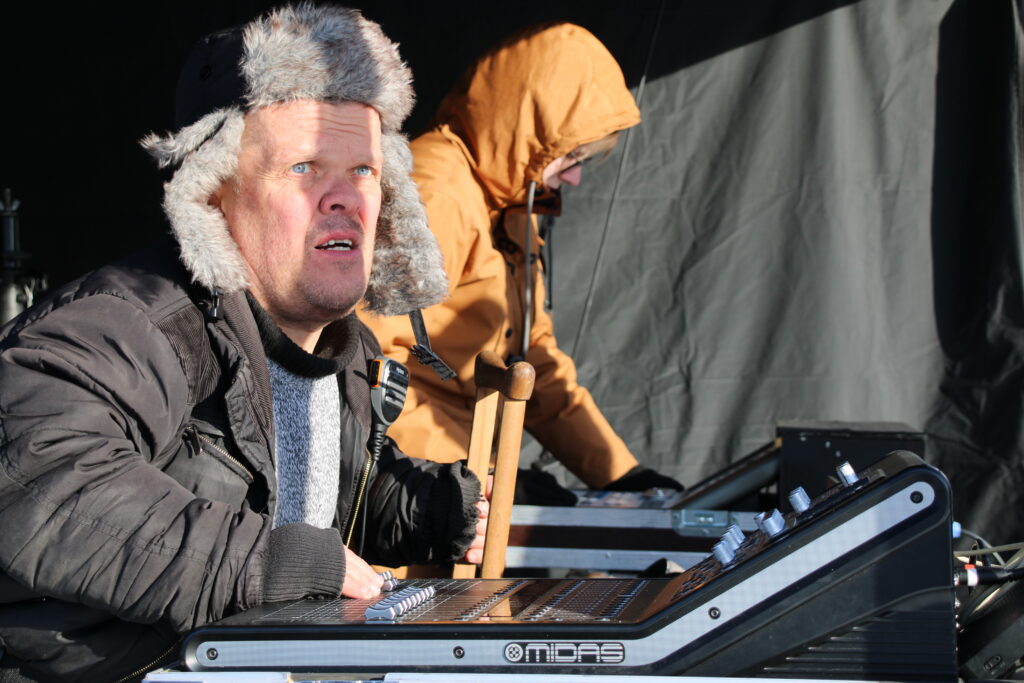 Mees keerab DJ puldi nuppe.