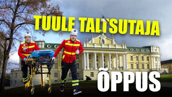 Kujundatud videopilt. Tagaplaanil kaitseväe peastaabi suur kollane hoone. Eespool vasakul kaks päästjat jooksusammul, nende vahel ambulantsi kanderaam.