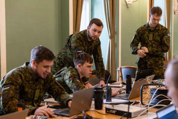 Kaitseväe akadeemia tudengid laua ümber arvutites