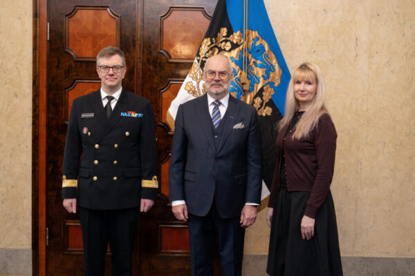 Eesti riigilipu ees seisavad kaks kaitseväe akadeemi esindajat, kelle keskel vabariigi president