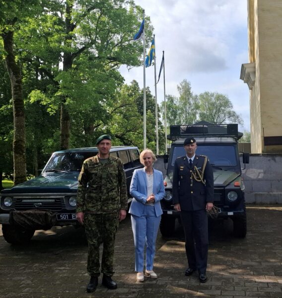 kahe maastiku auto ees seisavad eesti kaitseliidu kooli esindaja, rootsi suursaadik ja rootsi saatkonna kaitseatašee.