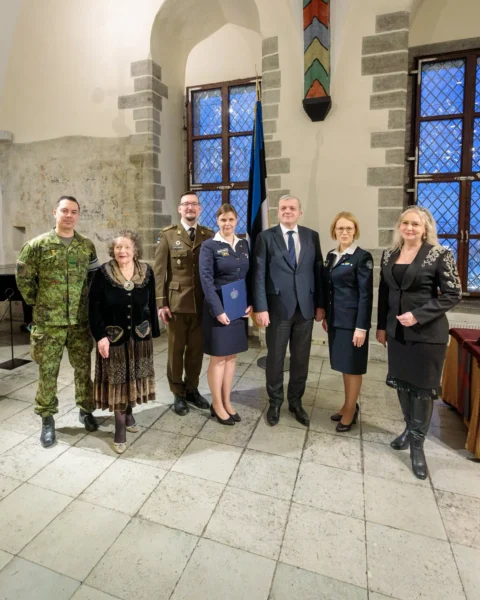 Kodutütarde tallinna ringkonna esindajad koos kaitseliidu tallinna maleva esindajatega, tallinna raekojas, pidulikul sündmusel