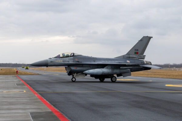 Portugali F16 hävituslennuk lennurajal