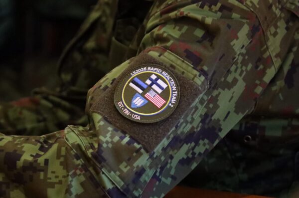Pilt kaitseväelase käepeal olevast koostöörühma märgist