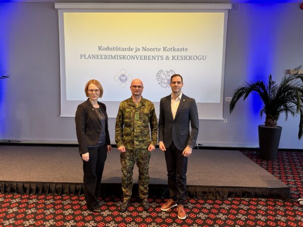 grupipilt konverentsi ruumis lava ees, planeerimiskoosolekul