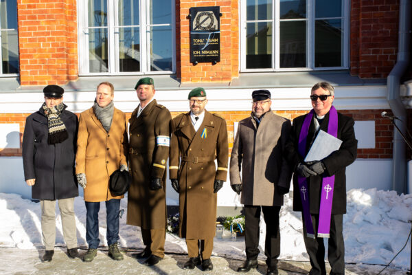 2020. aasta detsembris Paide riigigümnaasiumile koolimaja renoveerinud ehitajate Eduard Pihlaku ja Erkki Mihhailenko imestus oli suur, kui nad pööningut puhastades leidsid prahi alt pruuni jõupaberisse keeratud tahvli kahe Vabadussõjas langenud koolipoisi nimega.