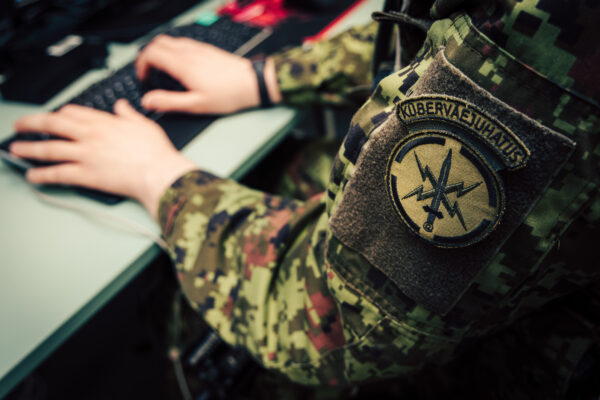 vormis küberväe embleemiga ajateenija arvuti taga