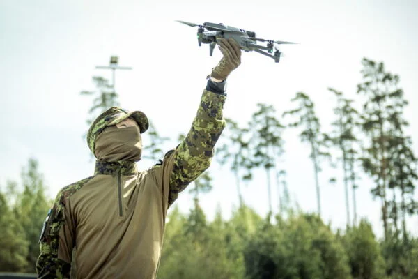 Digilaigus, nägu kaetud reservväelane tõstab drooni õhku