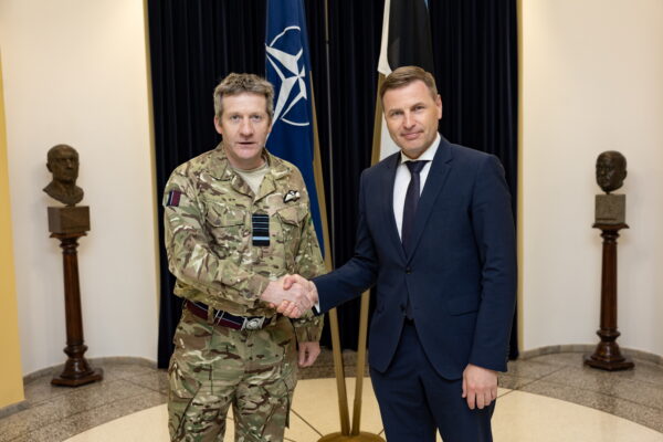 Kaitseminister Hanno Pevkur ja NATO Euroopa vägede ülemjuhataja asetäitja (DSACEUR), Briti õhuväemarssal sir Johnny Stringer