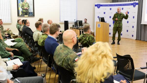 Kaitseväe juhataja kõnelemas NATO staabielemendi korraldatud A2/AD seminaril.