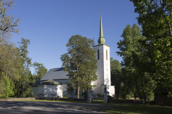 Vigala kiriku 1933. aastal valminud 45meetrine kirikutorn on ühtlasi mälestussammas, mis on pühitsetud Vigala meestele, kes hukkusid 1905. aasta talurahvarahutustes, Esimeses maailmasõjas ja Vabadussõjas. 1988. aasta 11. mail üllatas Vigala tervet Eestit, kui taastas mitmepäevase töö järel esimesena Eestis oma Vabadussõja monumendi. Ennistatud torn-ausambale paigaldati lisatahvlid Teises maailmasõjas ja repressioonide tõttu surnud Vigala inimestele. 6. septembril 2014 avati Eesti Endiste Metsavendade Liidu eestvedamisel Vigala Maarja kiriku seinal mälestustahvel Raplamaa hukkunud metsavendadele
