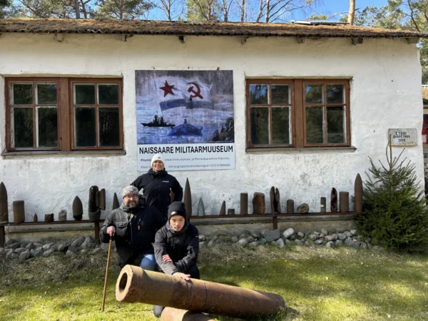 Naissaare militaarmuuseumi juures