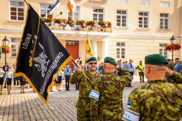 Kolm Lõuna maakaitseringkonna malevat marssisid sügisele vastu natuke teistmoodi kui varem – nimelt vahetusid nii Tartu, Valgamaa kui Sakala maleva pealikud