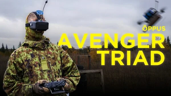 Kujundatud videopilt. Pildi vasakul pool drooniinstruktor, pult käes, prillid peas. Paremal üleval nurgas udune ehk siis liikuv droon. Taustal pilvine taevas ja mets. Üle pilgi suurelt kiri "avenger triad".