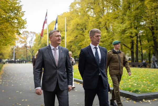 Kaitseminister Martin Kaitseminister Martin Herem Lätis ametikaaslase Raivis Melnisega. Foto: Läti kaitseministeerium