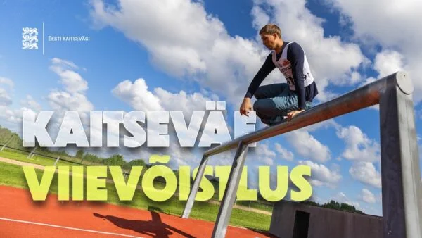 Kujundatud video pisipilt. Võistleja on staadionil hüppamas üle tõkke. Pildil suurelt kiri "kaitseväe viievõistlus".