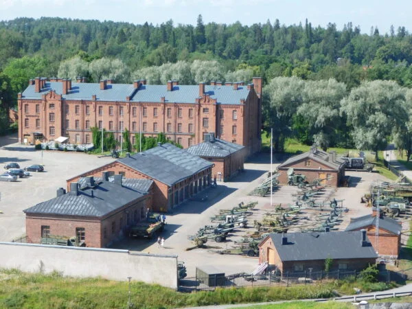 Muuseum asub Hämeenlinna kindluse jalamil kolmekordses punasest telliskivist kasarmuhoones, mis ehitati 1910 aastal.