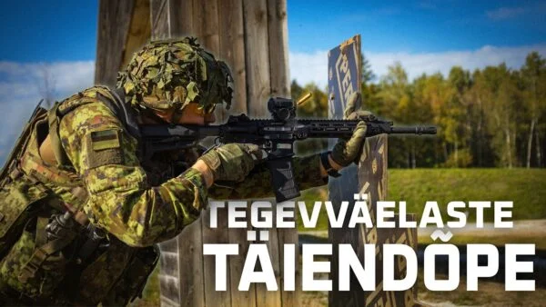 Kujudatud video pisipilt. Automaatrelvaga kaitseväelane sihtimas. Tema all suurelt kiri "tegevväelaste täiendõpe".